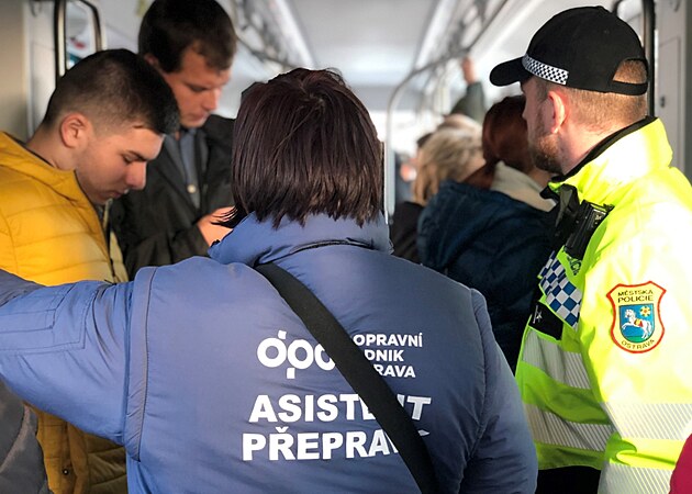 Kontrola Dopravního podniku a Mstské policie Ostrava, zda mají cestující...