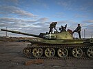 Chersonská oblast. Ukrajintí vojáci zkoumají ruský tank zanechaný na letiti v...