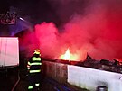 V neděli ráno hasiči bojovali s plameny ve skladu kulis na Praze 4. (13....