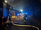 V nedli rno hasii bojovali s plameny ve skladu kulis na Praze 4. (13....