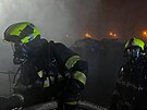 V neděli ráno hasiči bojovali s plameny ve skladu kulis na Praze 4. (13....