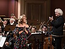 Magdalena Ko�en� a sir Simon Rattle s �eskou filharmoni�