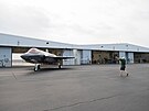 Hangáry pro dokončené letouny F-35 ke zkušebním letům v továrně „Air Force...