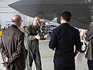 Testovací pilot Scott „Shark“ McLaren v hangáru pro dokončené letouny v továrně...