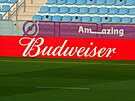 Reklamní pouta jednoho z hlavních sponzor fotbalového ampionátu na stadionu...