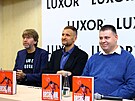Noviná Petr Koten (vpravo) s Jiím Zídkem (uprosted) a Miloem ermákem na...