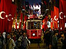 Istanbulskou Tídu nezávislosti neboli Istiklal Caddesi po útoku, pi nm...