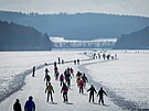 Bruslen� na Lipn�. Pozor na tlou��ku ledu, bezpe�n� je nejm�n�...