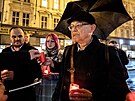Vladimír pidla (SSD) piel zapálit svíku k památníku na Národní tíd. (16....