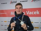 Cyklista Mathias Vacek pózuje po tiskové konferenci se stíbrnými medailemi,...
