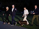 Naomi Bidenová a Peter Neal na procházce s prezidentem Joem Bidenem a jeho...