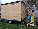 Skupina nadenc v Lounech postavila mobiln komunitn saunu. Sauna nyn stoj...