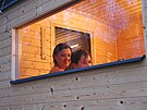 Skupina nadenc v Lounech postavila mobiln komunitn saunu. Sauna nyn stoj...
