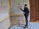 Kastelnka zmku Holkovy Andrea rov ukazuje obnoven barokn malby.