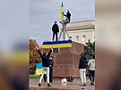 V Chersonu u vlají ukrajinské vlajky, lidé slaví v ulicích