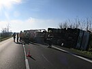 Nehoda kamionu pevejcho devo u odboky do obce Okrouhl na Chebsku....