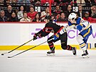 Alex DeBrincat (12) z Ottawa Senators ujídí obran Buffalo Sabres, nahání ho...