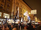 Demonstranti vedení Ladislavem Vrabelem dorazili od budovy T na Národní tídu....