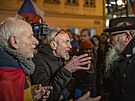 Demonstranti v ele s Ladislavem Vrabelem na Národní tíd (17. listopadu 2022)