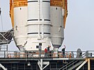 Pracovníci kontrolují raketu Space Launch System (SLS) na startovací ramp 39-B...