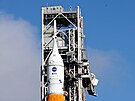 Lo Orion na vrcholu rakety SLS na startovací ramp 39-B na mysu Canaveral na...