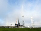 Ranní mlha zakrývá raketu Space Launch System s lodí Orion.