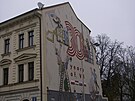 <p>Za muralem Perón se objevil v téže ulici Stroupežnického v Praze 5, Smíchově další mural optimisticky naznačující malováním malíři a natíráním natěrači plochy domu, že se v blížícím vánočním čase máme pustit do úklidu našich domovů vlastními silami.</p