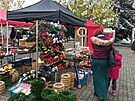 <p>Prodej vánočního sortimentu na trhu na Kubánském náměstí v Praze 10-Vršovicích.</p>