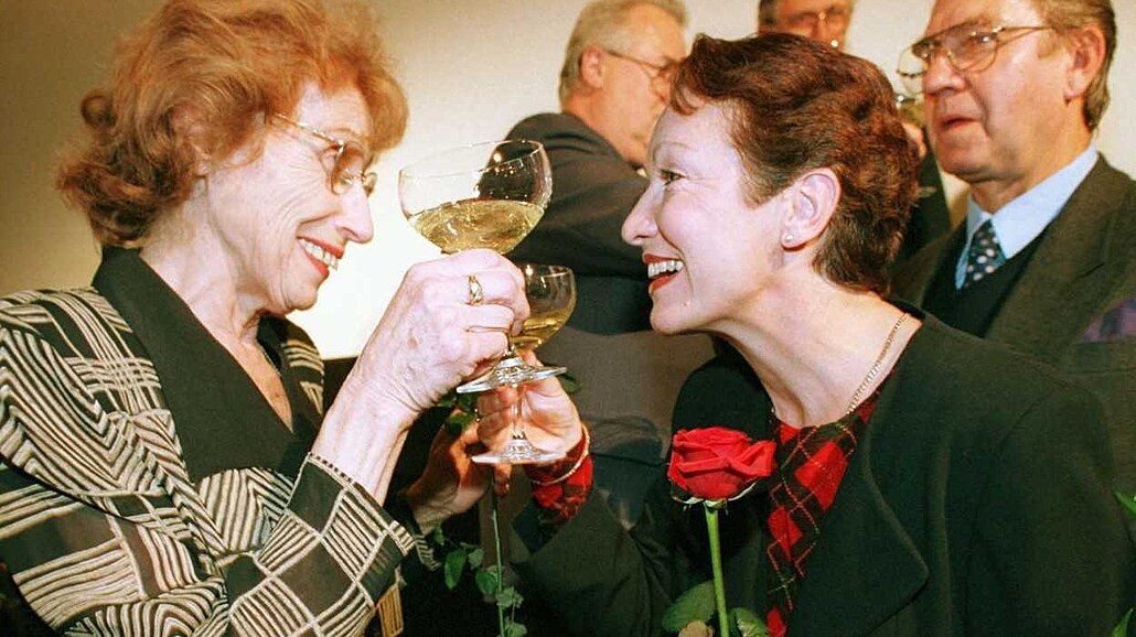 Vra Jordánová (vlevo) a Hana Maciuchová (vpravo) v roce 2000 (13. listopadu...