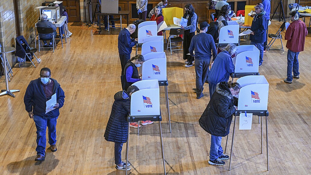 Volii vyplují své hlasovací lístky ve volební místnosti v Marylandu. USA. (8....