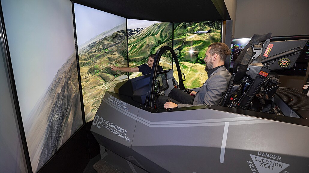 V simulátoru letounu F-35 v továrn Air Force Plant 4 v texaském Fort Worth