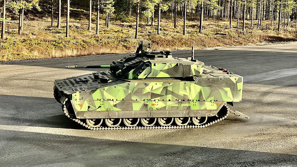 Obrněnec CV90 pro českou armádu na testovacím polygonu výrobce Hägglunds poblíž...