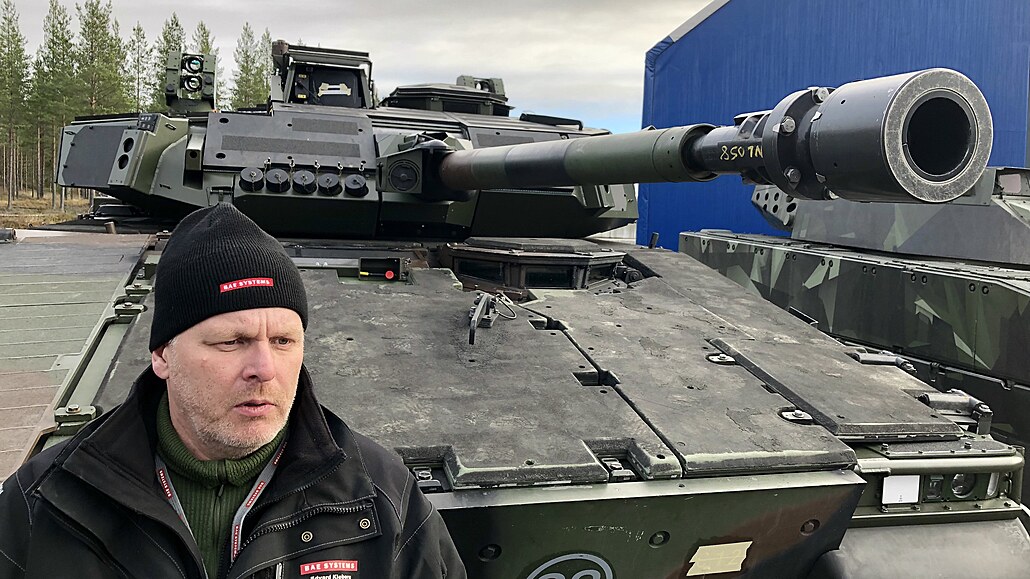 Obrnnec CV90 s 35mm kanónem na testovacím polygonu výrobce Hägglunds poblí...