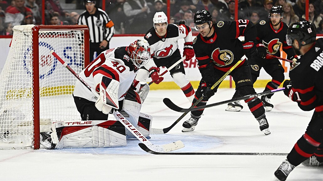 Hrá� Ottawa Senators Derick Brassard (zcela vpravo, zády) sleduje, jak se jeho...