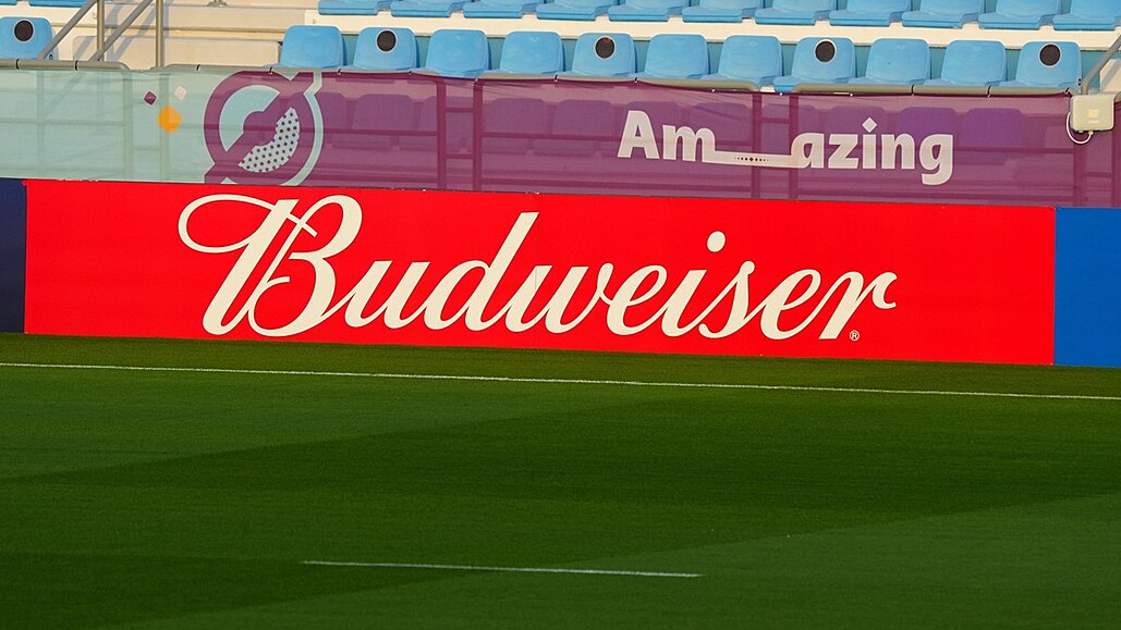 Reklamní pouta� jednoho z hlavních sponzor� fotbalového �ampionátu na stadionu...
