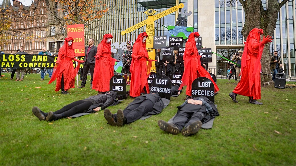 Dlejte víc. Protestující ve skotském Edinburghu ádají od politik na...