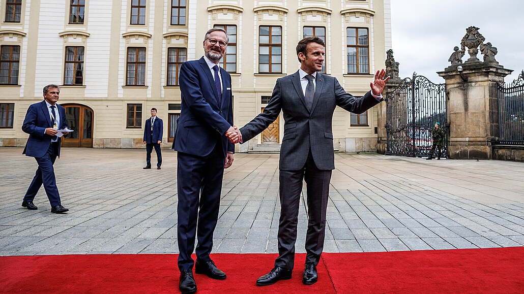 Premiér Petr Fiala vítá francouzského prezidenta Emmanuela Macrona na...