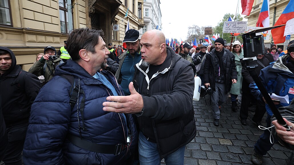 Protestní pochod za umo�n�ní vystoupení ve vysílání �eské televize a demisi...