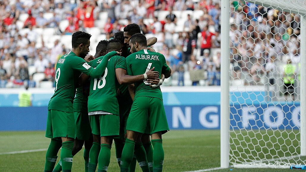 Fotbalisté Saúdské Arábie oslavují gól b�hem MS v Rusku (2018).
