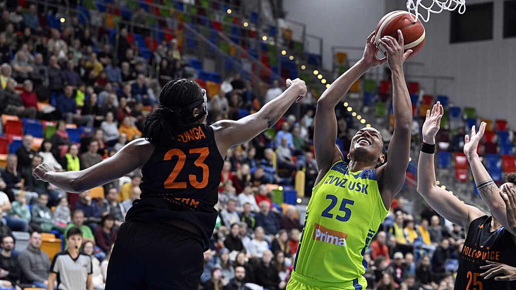 Alyssa Thomasová z USK Praha b�hem zápasu Euroligy �en proti polskám Polkowicím.