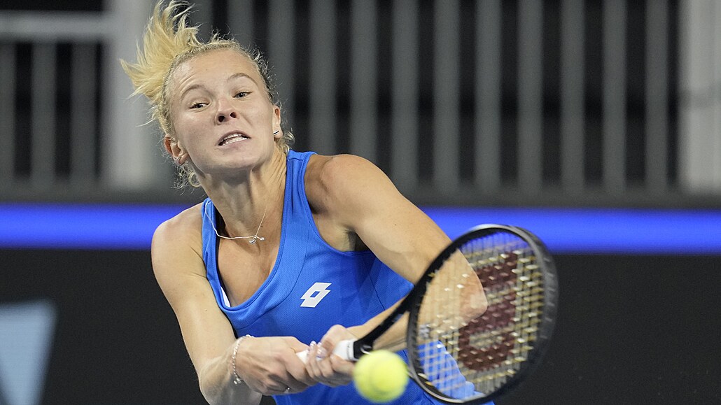 Kate�ina Siniaková b�hem utkání na Billie Jean King Cupu ve skotském Glasgow.