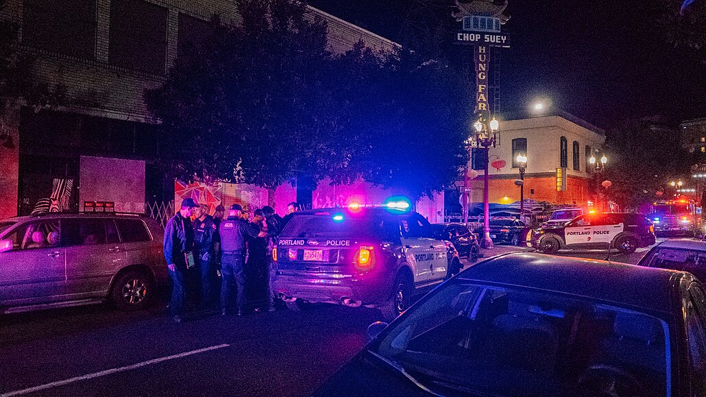Policie zasahuje v noních ulicích amerického Portlandu v dob ped volbami do...