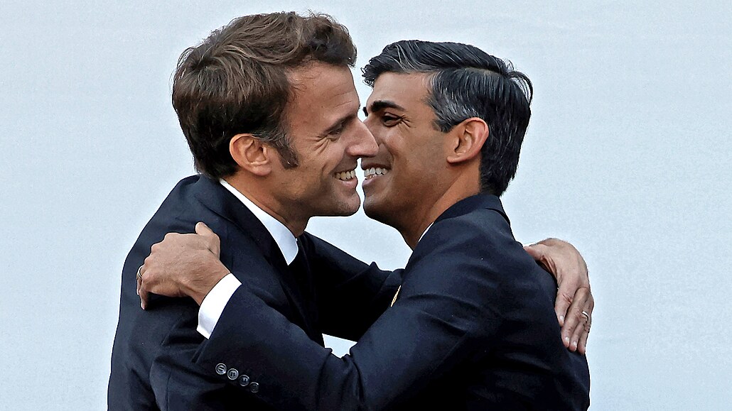 Francouzský prezident Emmanuel Macron a britský premiér Rishi Sunak se vítají...