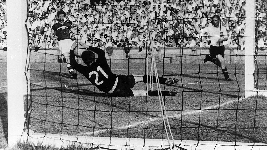Momentka z duelu Rakousko - eskoslovensko na fotbalovém mistrovství svta 1954