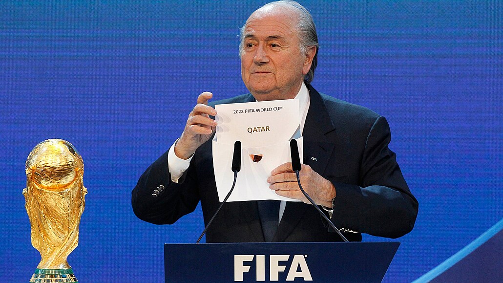 Bývalý éf FIFA Sepp Blatter oznamuje poadatele mistrovství svta v roce 2022:...