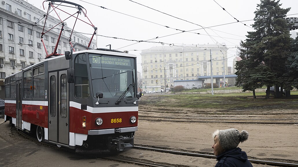 V Charkov zahájila provoz první z tramvají, které mstu daroval praský...