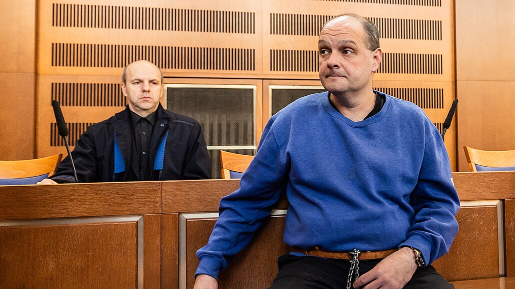 Dmytro D. ob�alovaný z vra�dy p�ed Krajským soudem v Hradci Králové.  (15. 11....