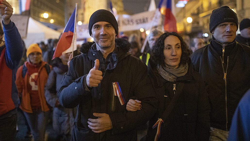 Demonstranti v čele s Ladislavem Vrabelem na Národní třídě (17. listopadu 2022)