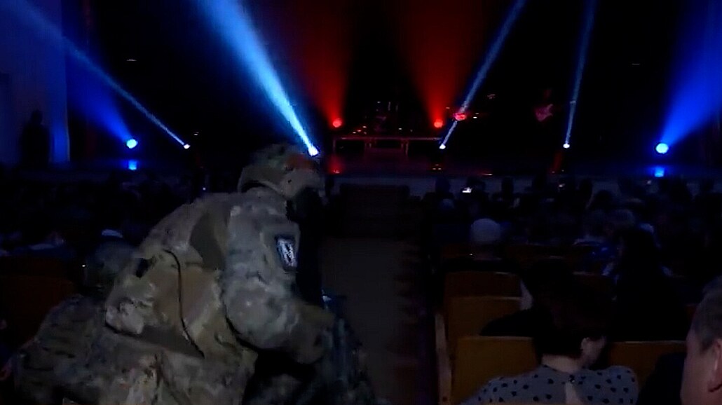 Moskevské divadlo hraje o válce na Ukrajin�. Herci dr�í diváky jako rukojmí,...