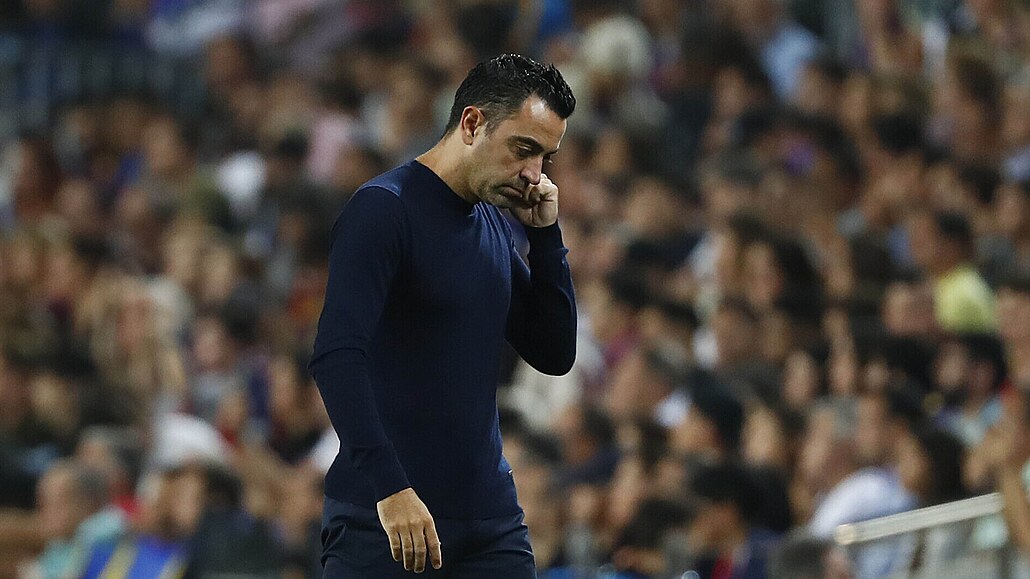 Zklamaný barcelonský trenér Xavi po vyazení z Ligy mistr.